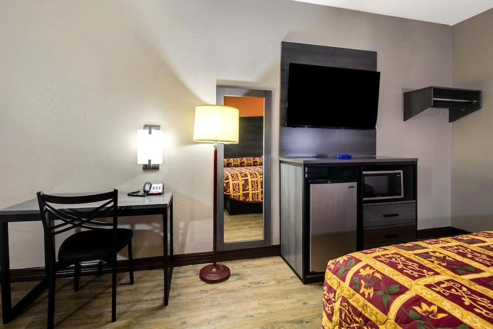 Executive Inn & Suites photo 26