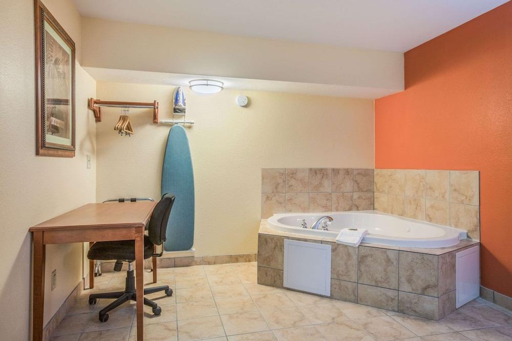 Rodeway Inn & Suites photo 24