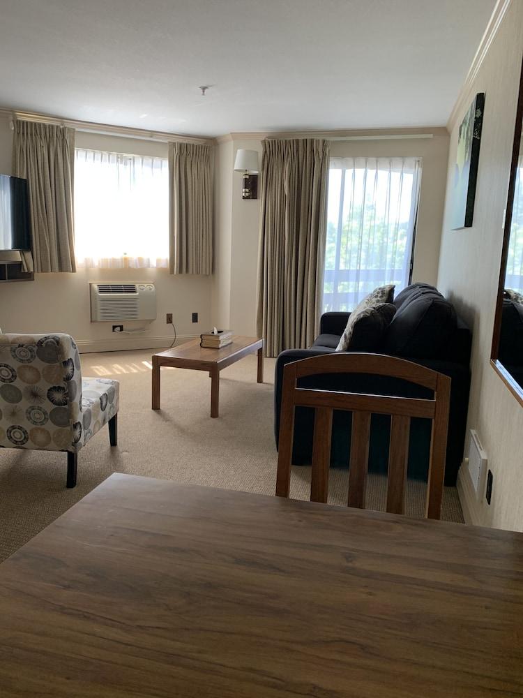 Coachman Inn & Suites photo 41