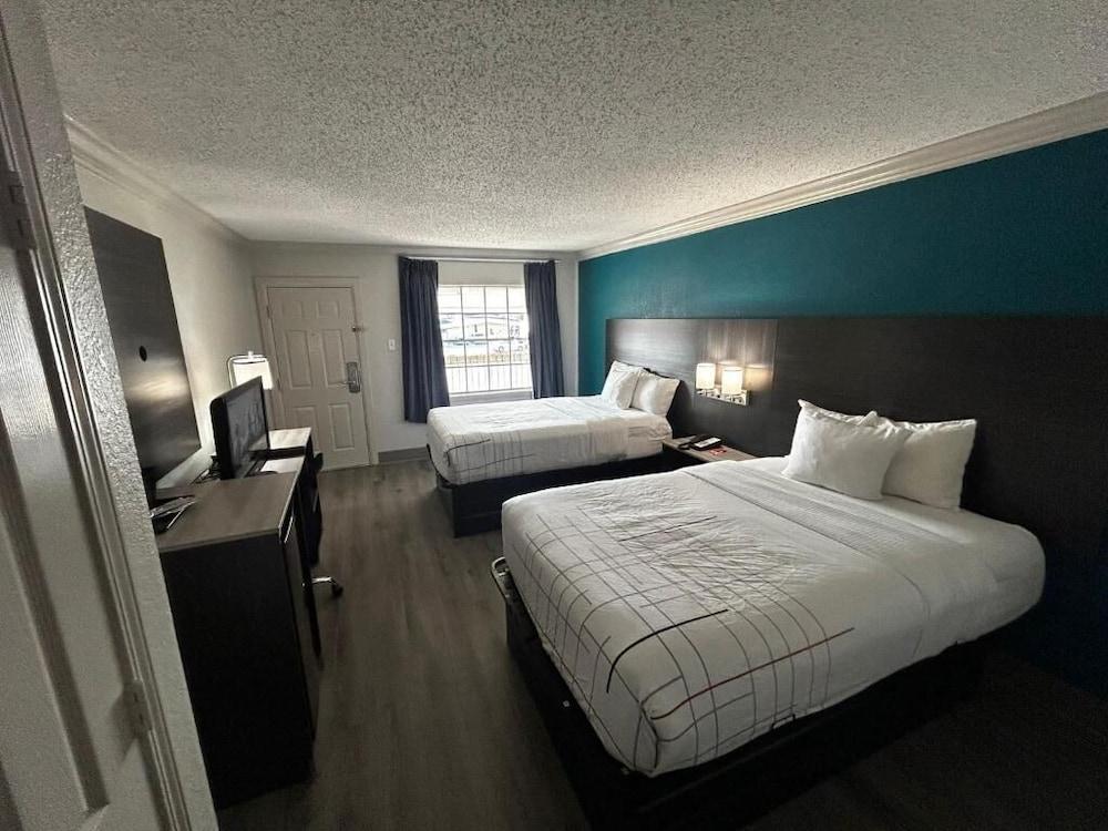 Causeway Inn - Metairie photo 20