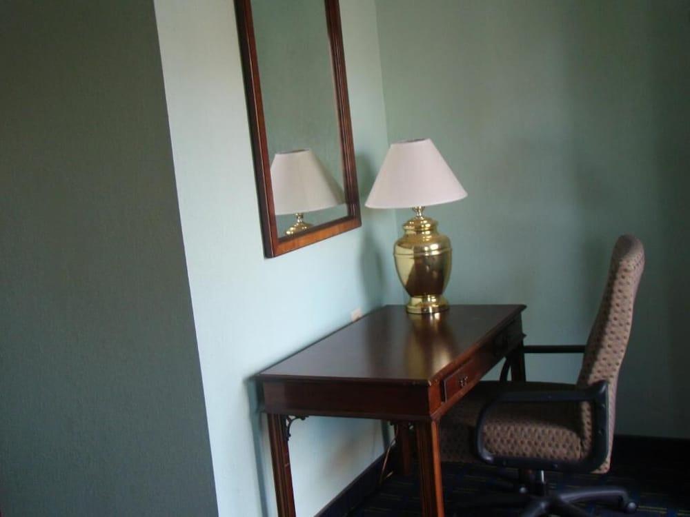 Budget Inn photo 2