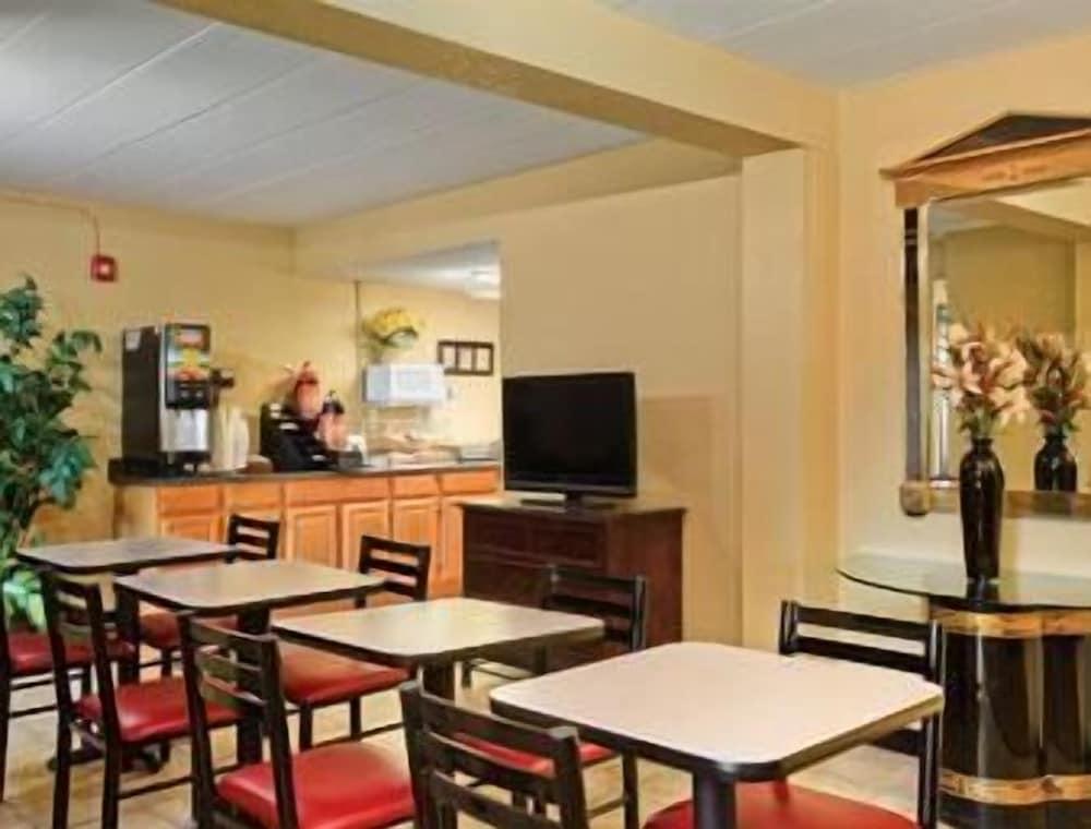 Travelodge by Wyndham Lima OH photo 5