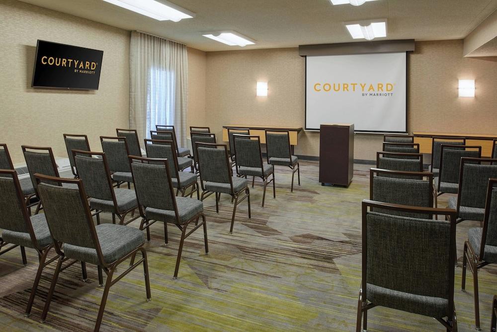 Courtyard by Marriott Detroit Dearborn photo 30