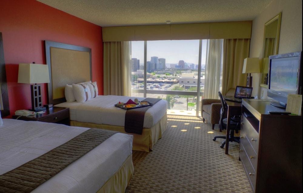 Holiday Inn Express & Suites Phoenix Midtown by IHG photo 37