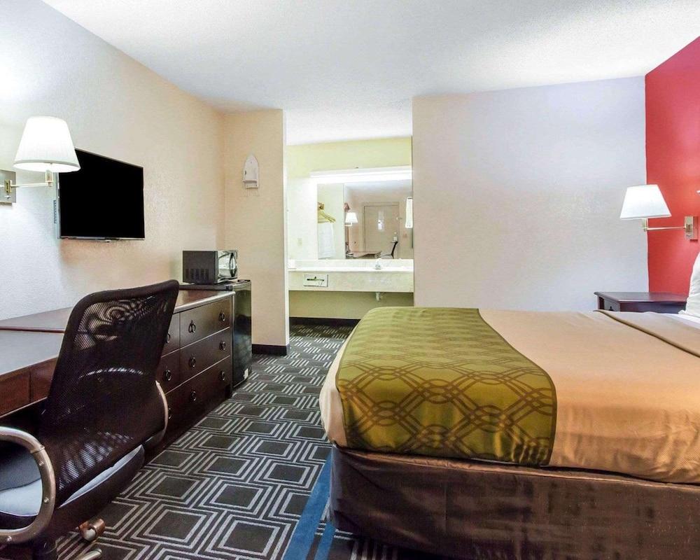 Econo Lodge Lanett photo 8
