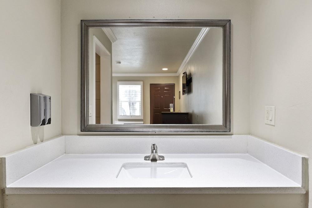 Le Blanc Inn & Suites photo 83