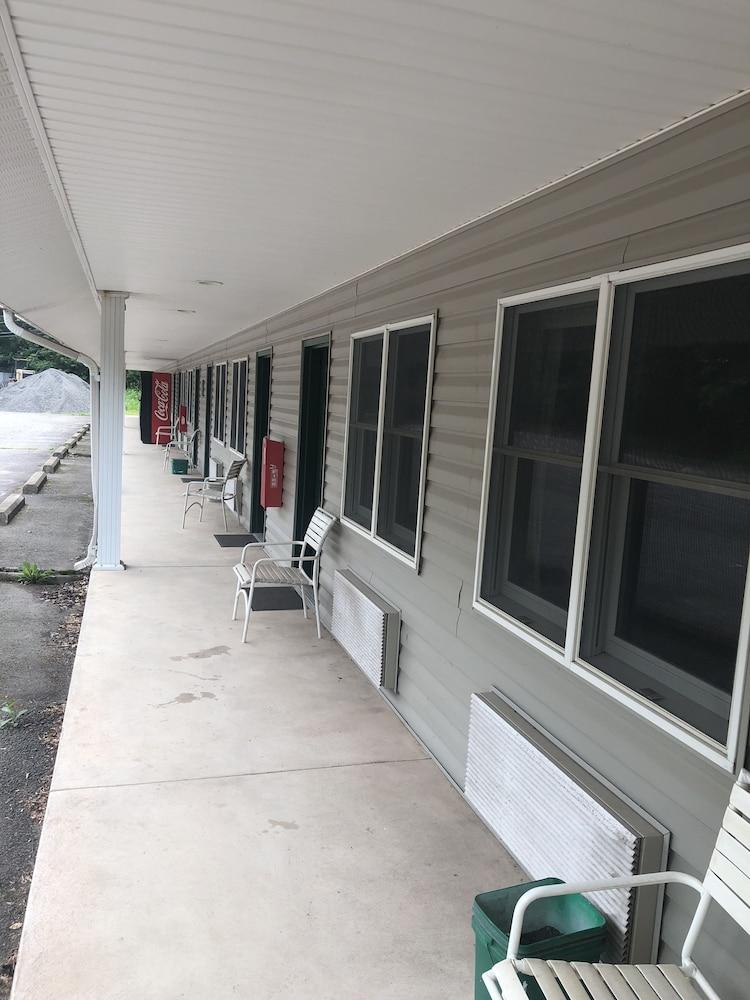 Gravity Inn Motel photo 1