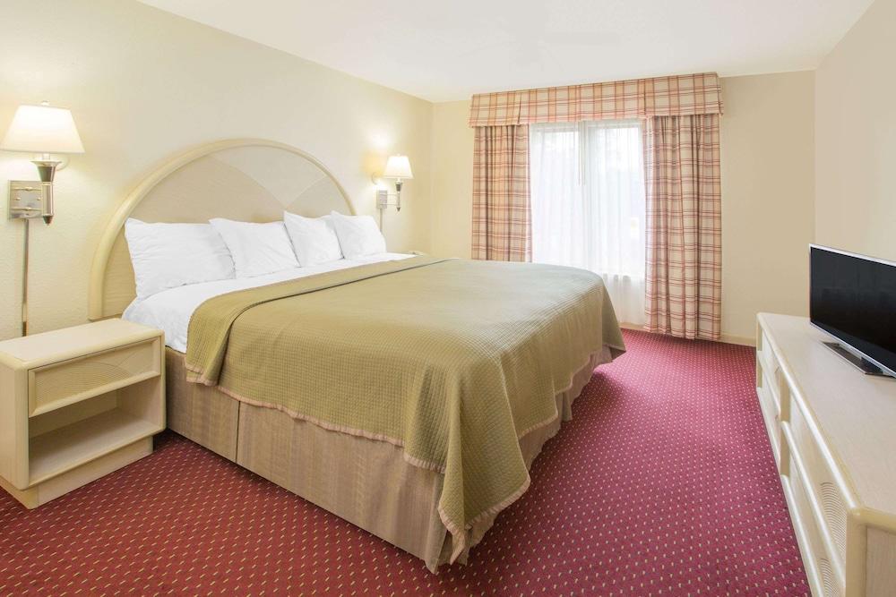 Howard Johnson by Wyndham Dothan photo 10