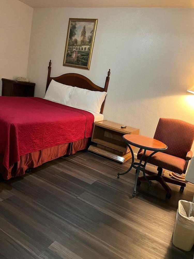 Economy Inn photo 5