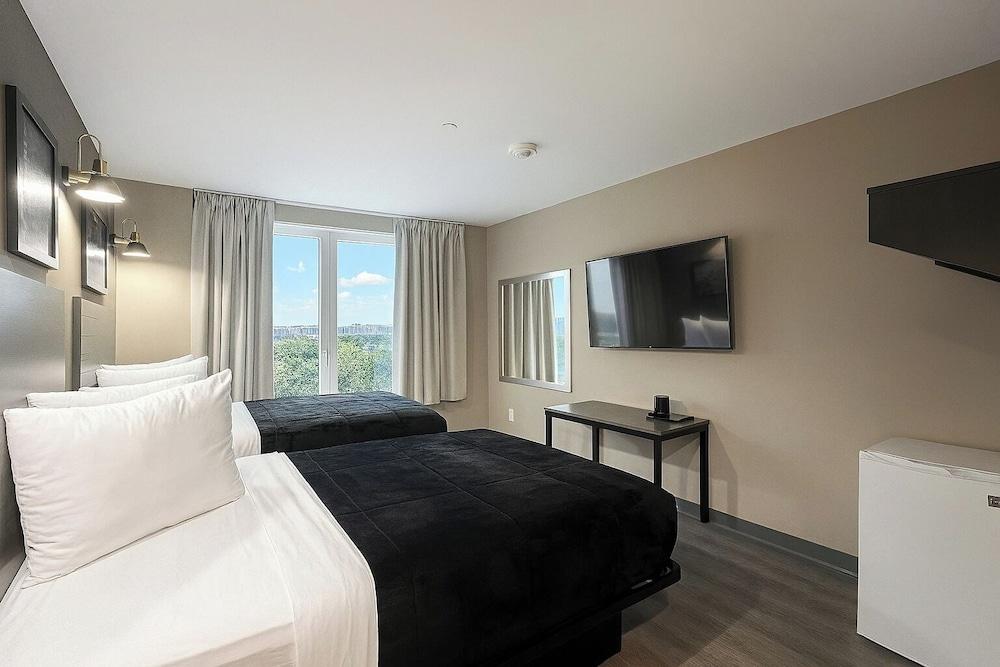 LIV Hotel Bronx - Newly Built photo 12