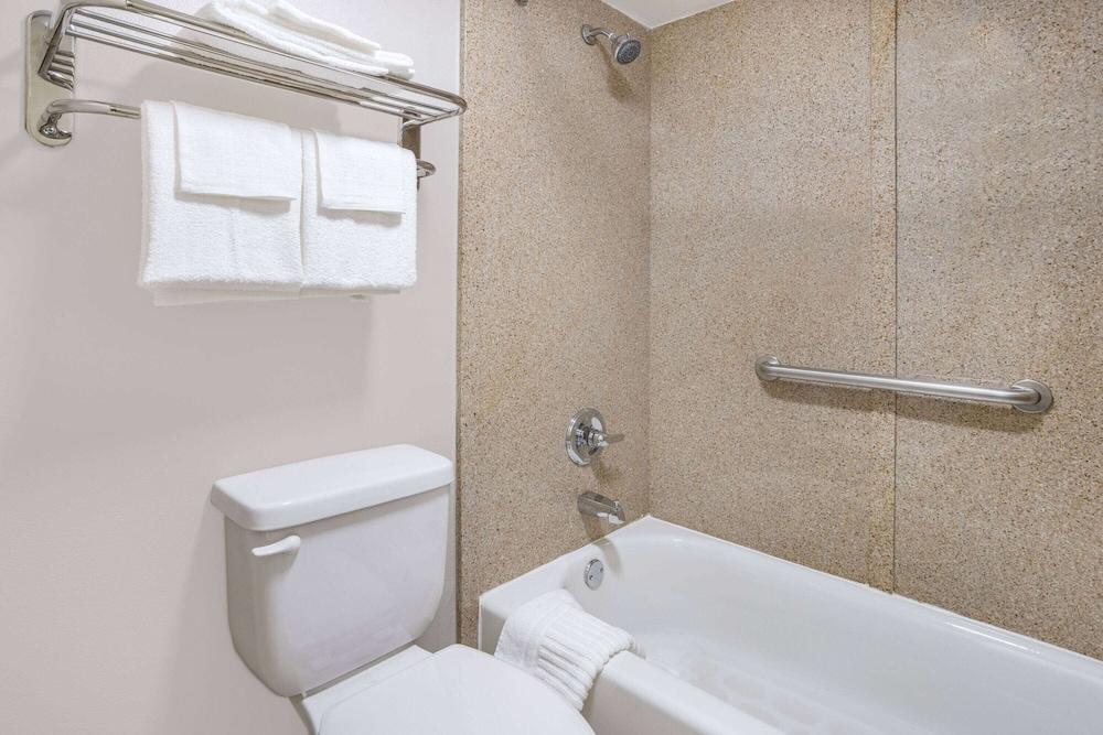 Red Roof Inn Leeds photo 19
