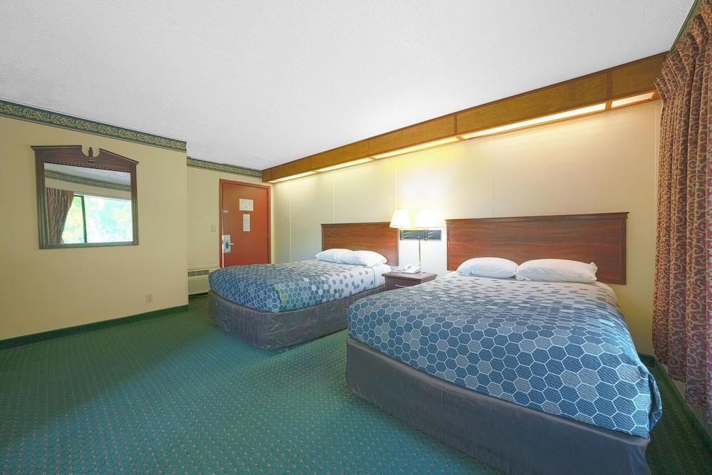 Broadway Inn photo 11