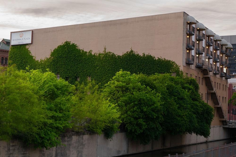 Riverwalk Plaza photo 91