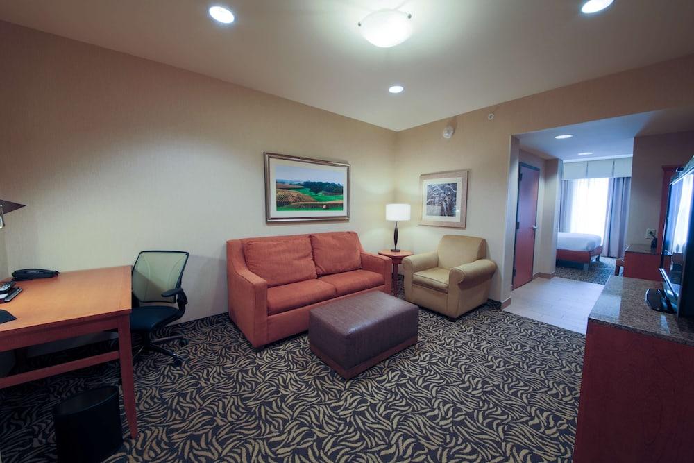 Hilton Garden Inn Cedar Falls photo 56