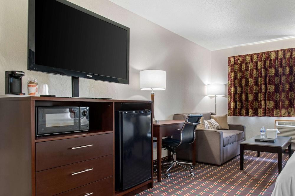 New Prague Inn & Suites photo 46