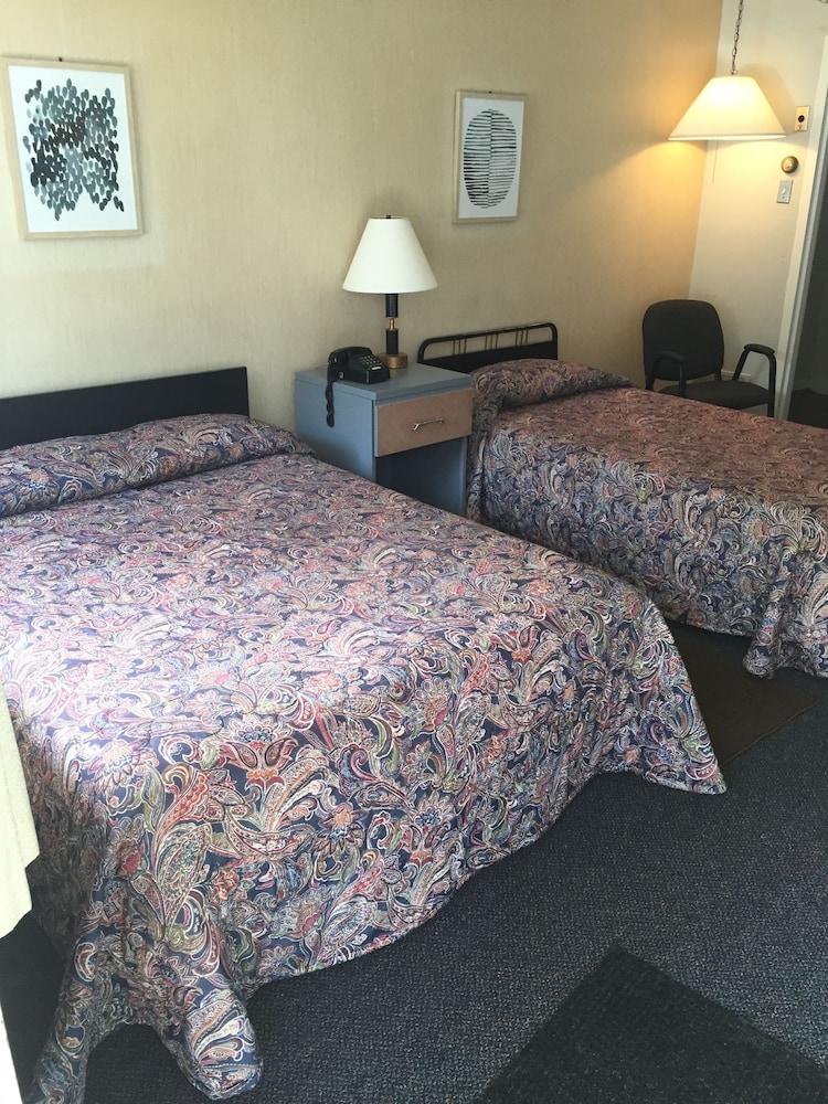 Colonial Hotel-Motel photo 5