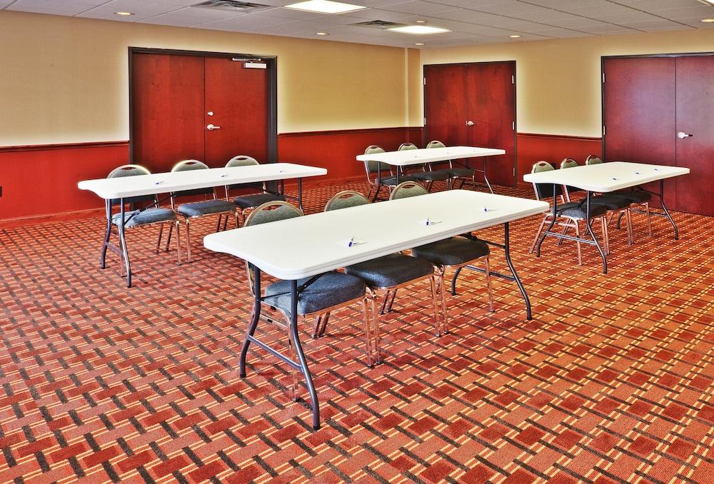 Holiday Inn Express & Suites Perry by IHG photo 52