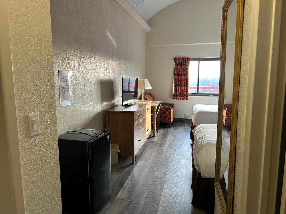 Hilltop Inn & Suites photo 3