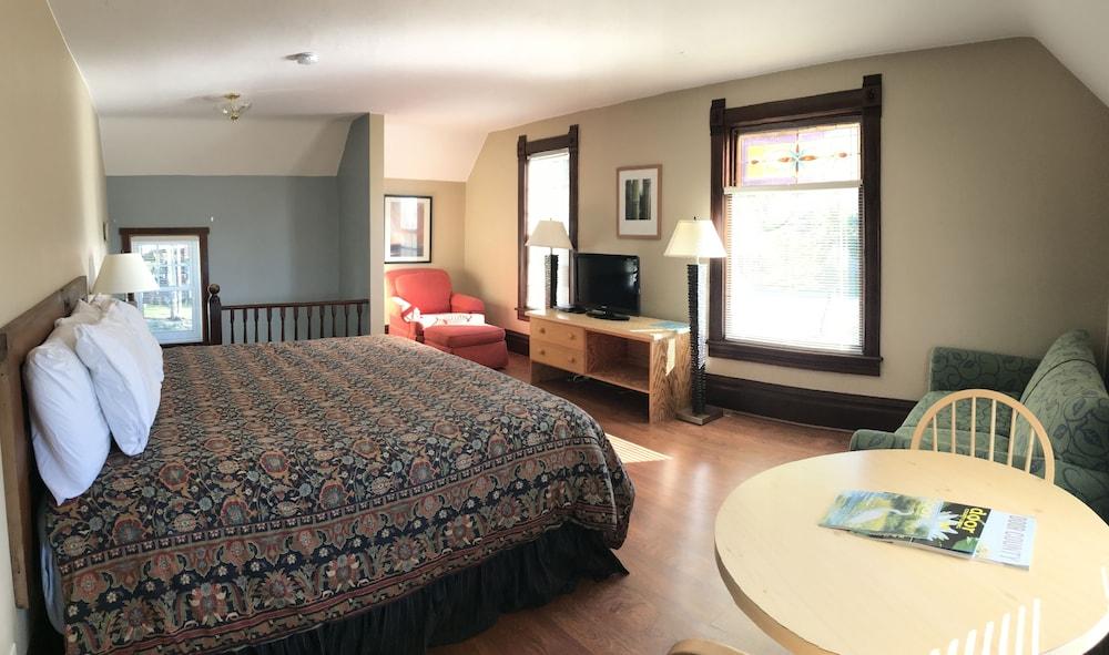 Harbor Light Inn photo 9