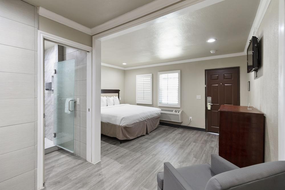 Le Blanc Inn & Suites photo 69