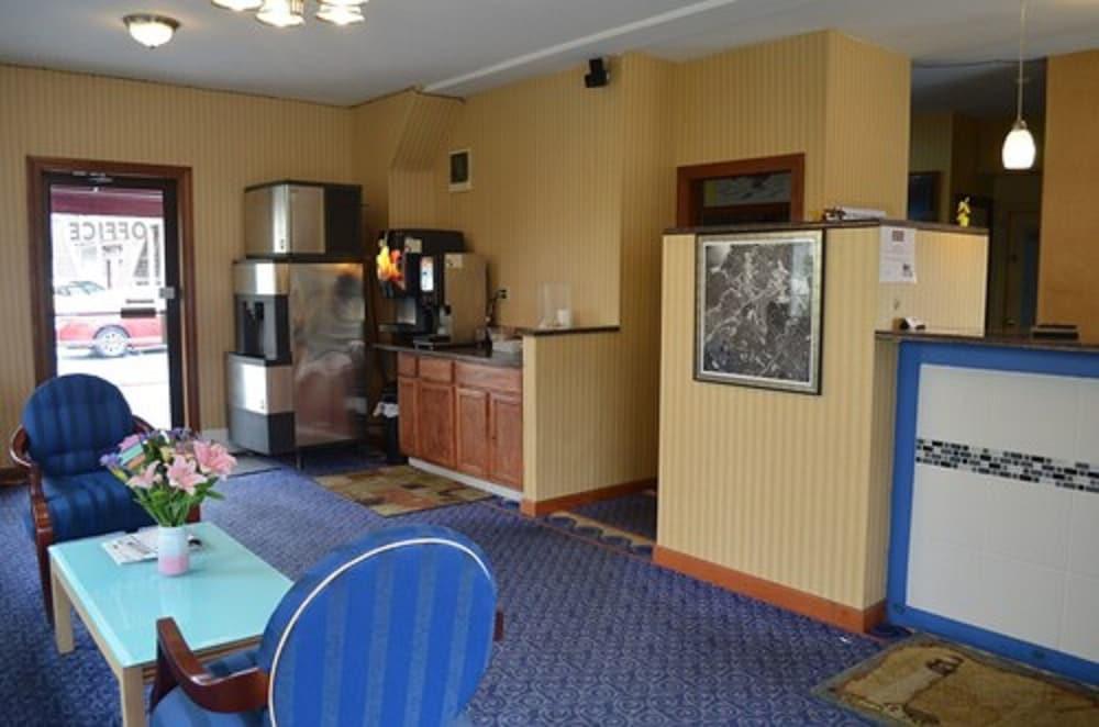 Hyannis Host Inn photo 15