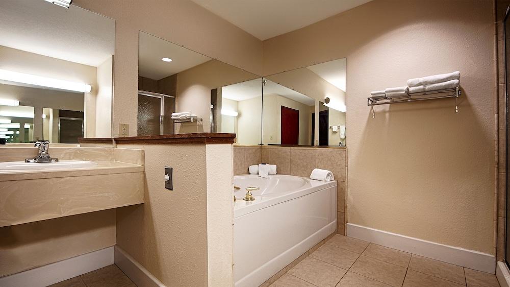Quality Inn & Suites Carthage near Precious Moments Chapel photo 45