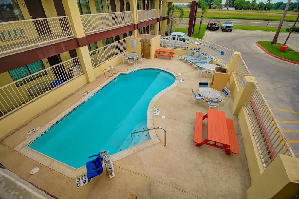 Deluxe Inn & Suites photo 27