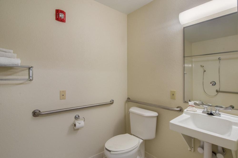 HomeTowne Studios By Red Roof Denver - Glendale/ Cherry Creek photo 19