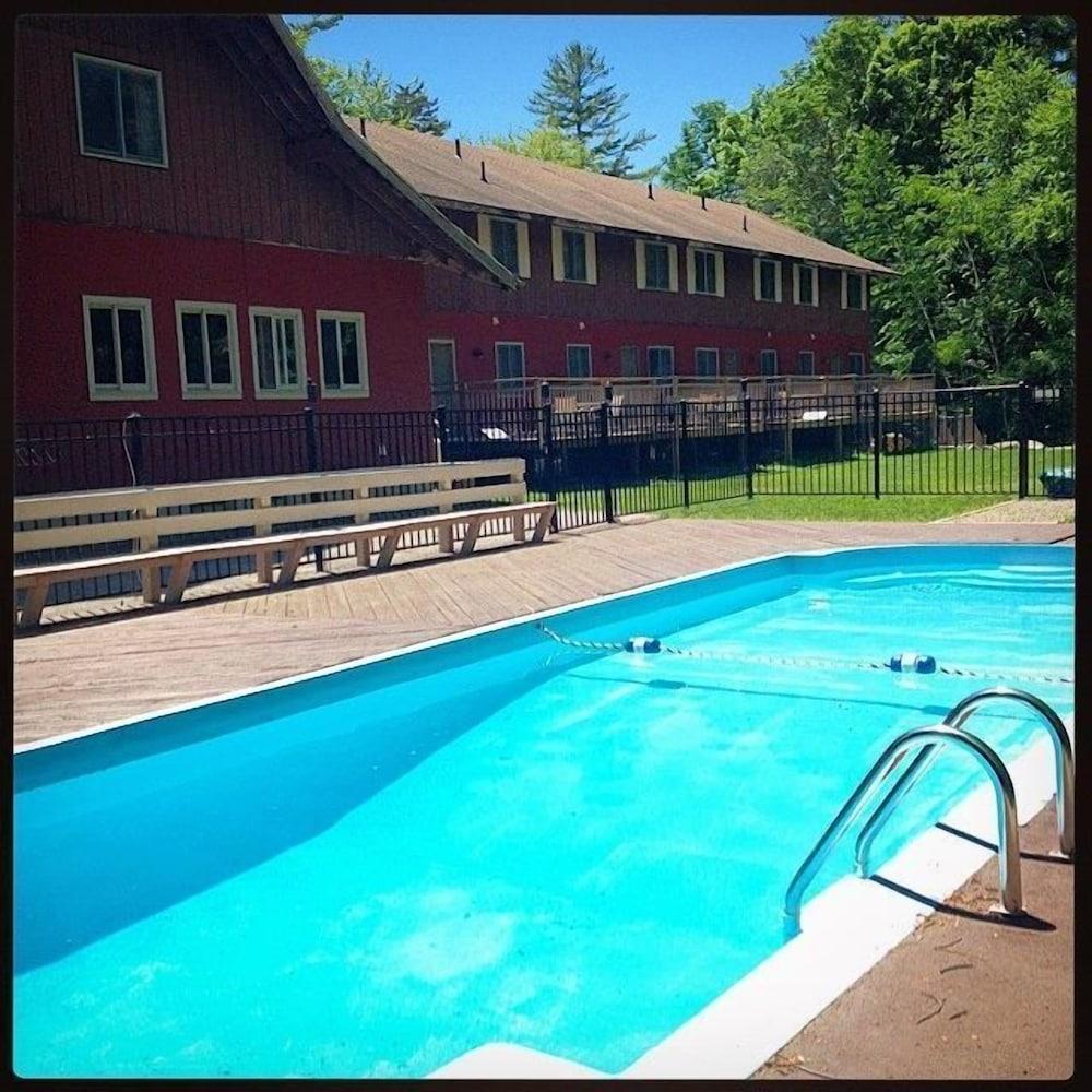 The Upper Pass Lodge at Magic Mountain photo 17