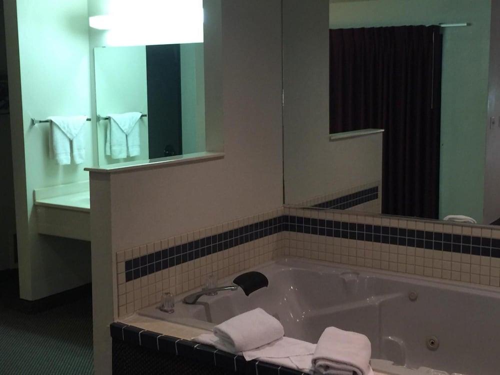 Capital O Amerihost Inn and Suites Fulton Hwy 54 MO photo 23