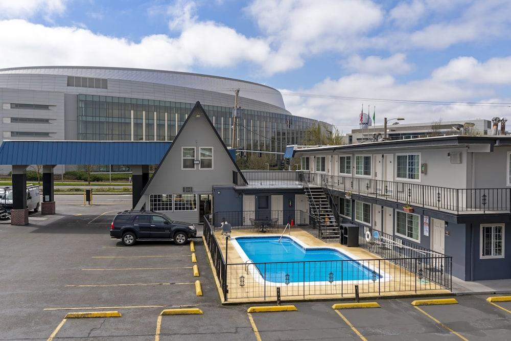 University Inn & Suites photo 2