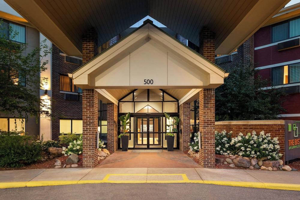 Courtyard by Marriott La Crosse photo 79