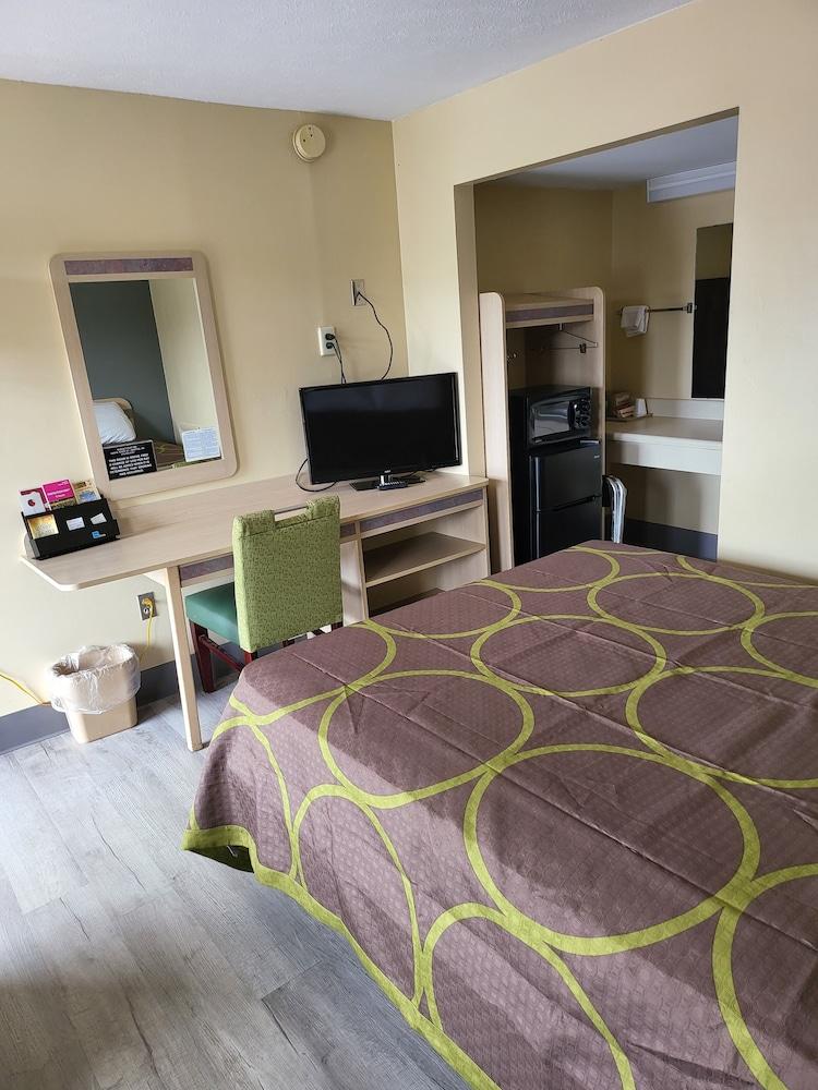 Budget Host Inn Bristol photo 8