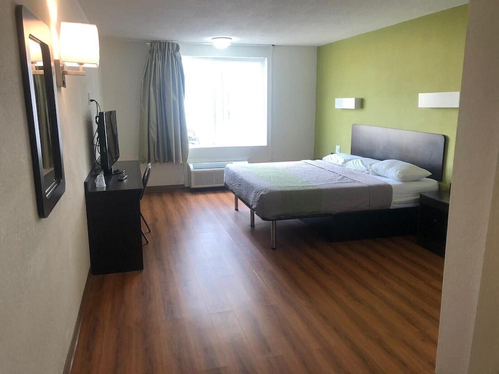 Shadeland Inn Indianapolis photo 11