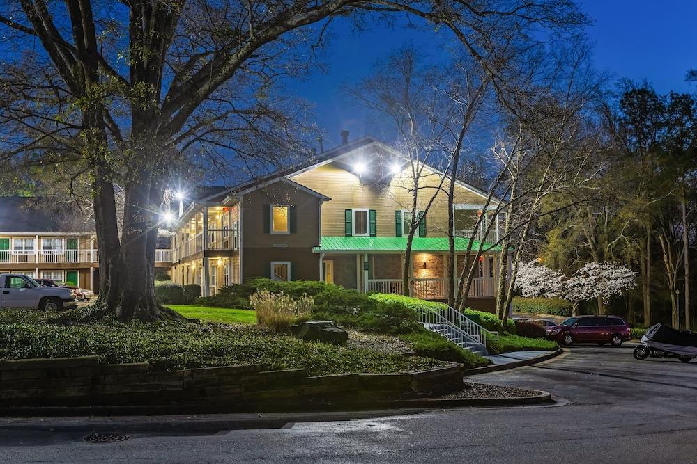 HomeTowne Studios by Red Roof Atlanta NE - Downtown Norcross photo 20