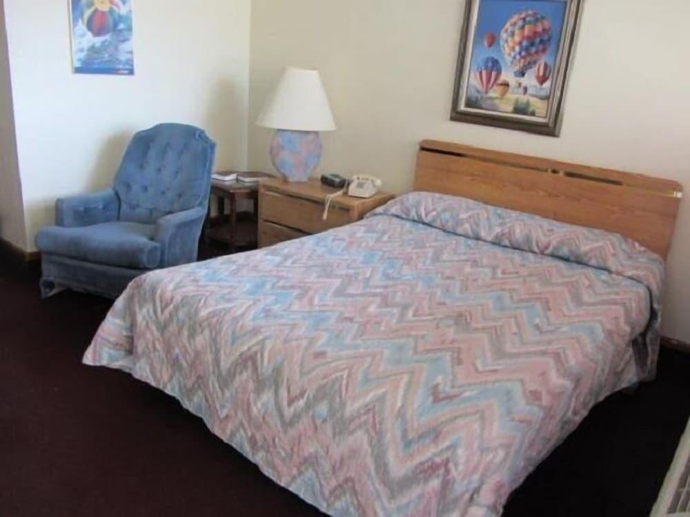 Warrick Plaza Inn photo 5