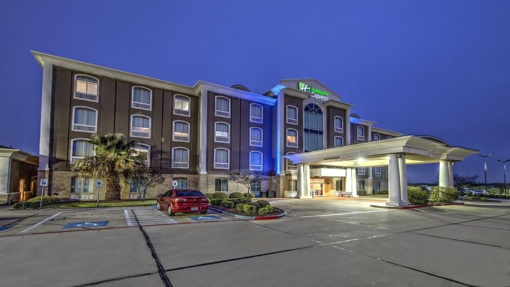 Holiday Inn Express Hotel & Suites Corsicana by IHG photo 7