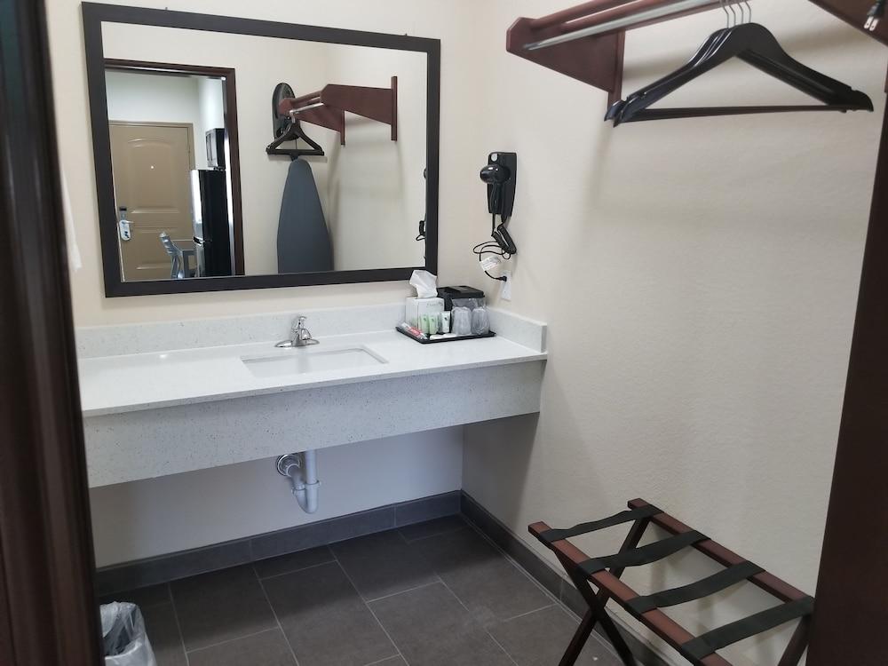 Scottish Inns & Suites photo 17