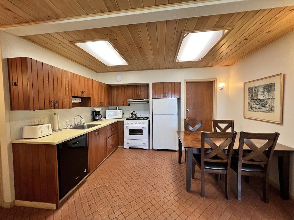 Thomsonite Beach Inn photo 42