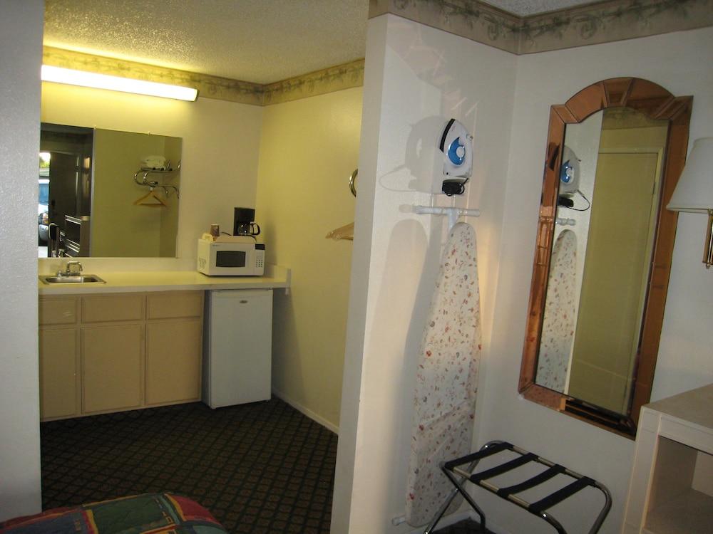 Town House Motel photo 8