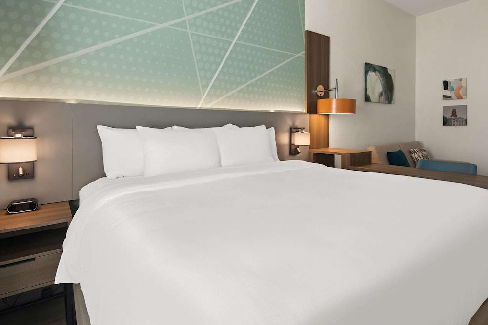 Comfort Suites Granbury photo 9