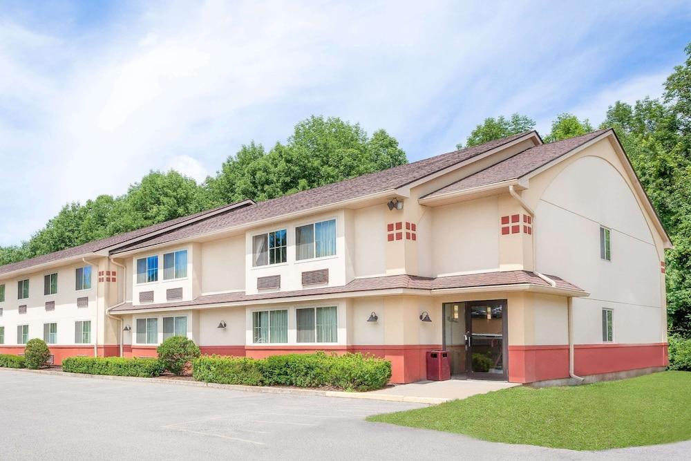 Super 8 by Wyndham Oneonta/Cooperstown — hotel in Oneonta