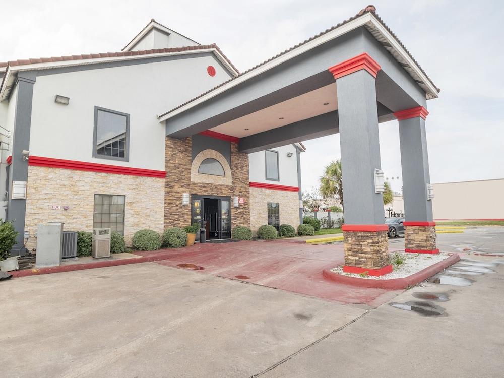Baymont by Wyndham Houston North photo 18