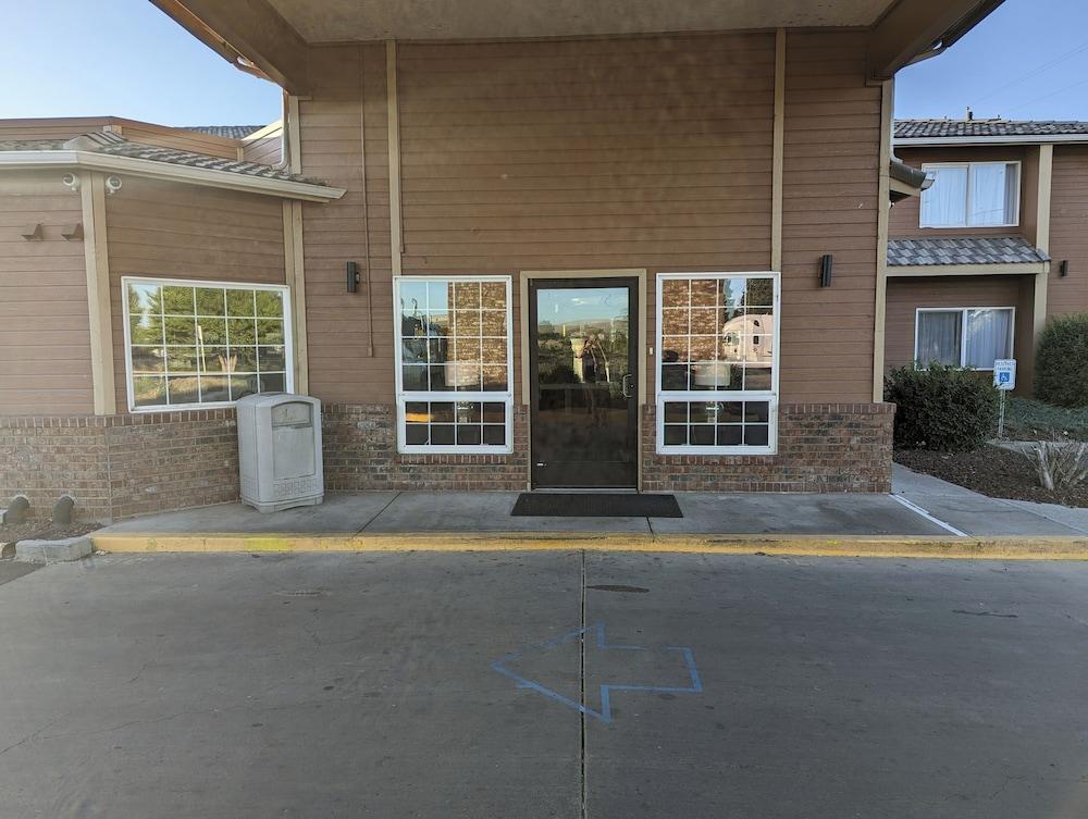 Toppenish Inn and Suites photo 24