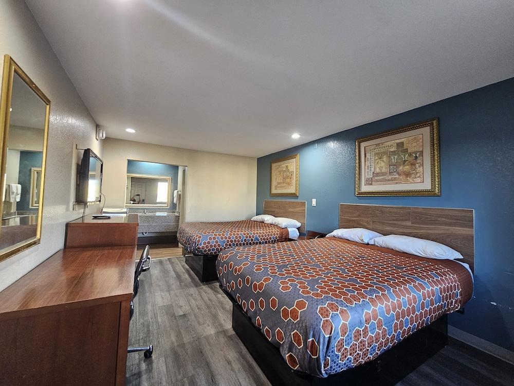 Deluxe Inn photo 8