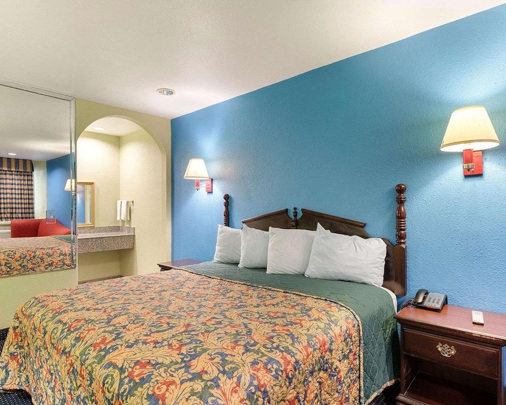Rodeway Inn South Houston photo 20