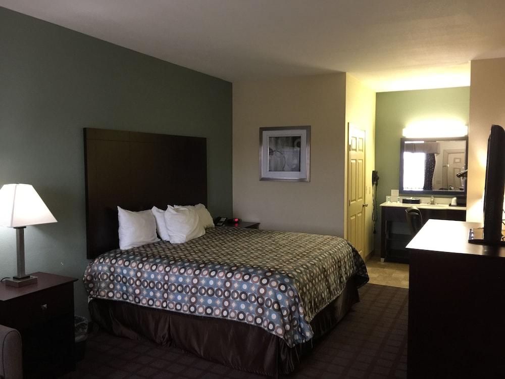 Pearsall Inn & Suites photo 5