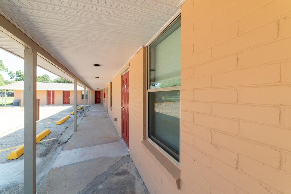 Budget Inn & Suites photo 16
