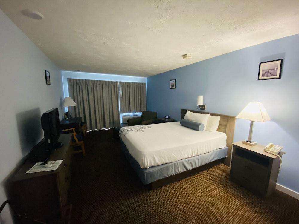 Fleetwood Inn & Suites photo 33