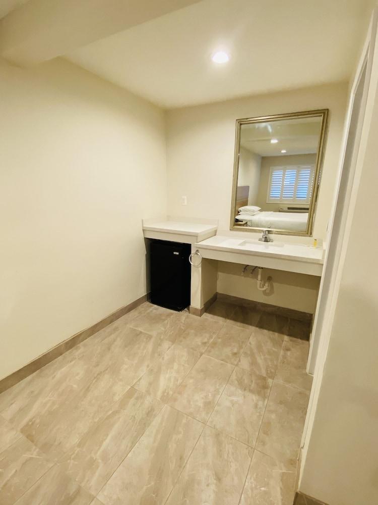 Super 8 by Wyndham Bakersfield Ca photo 25